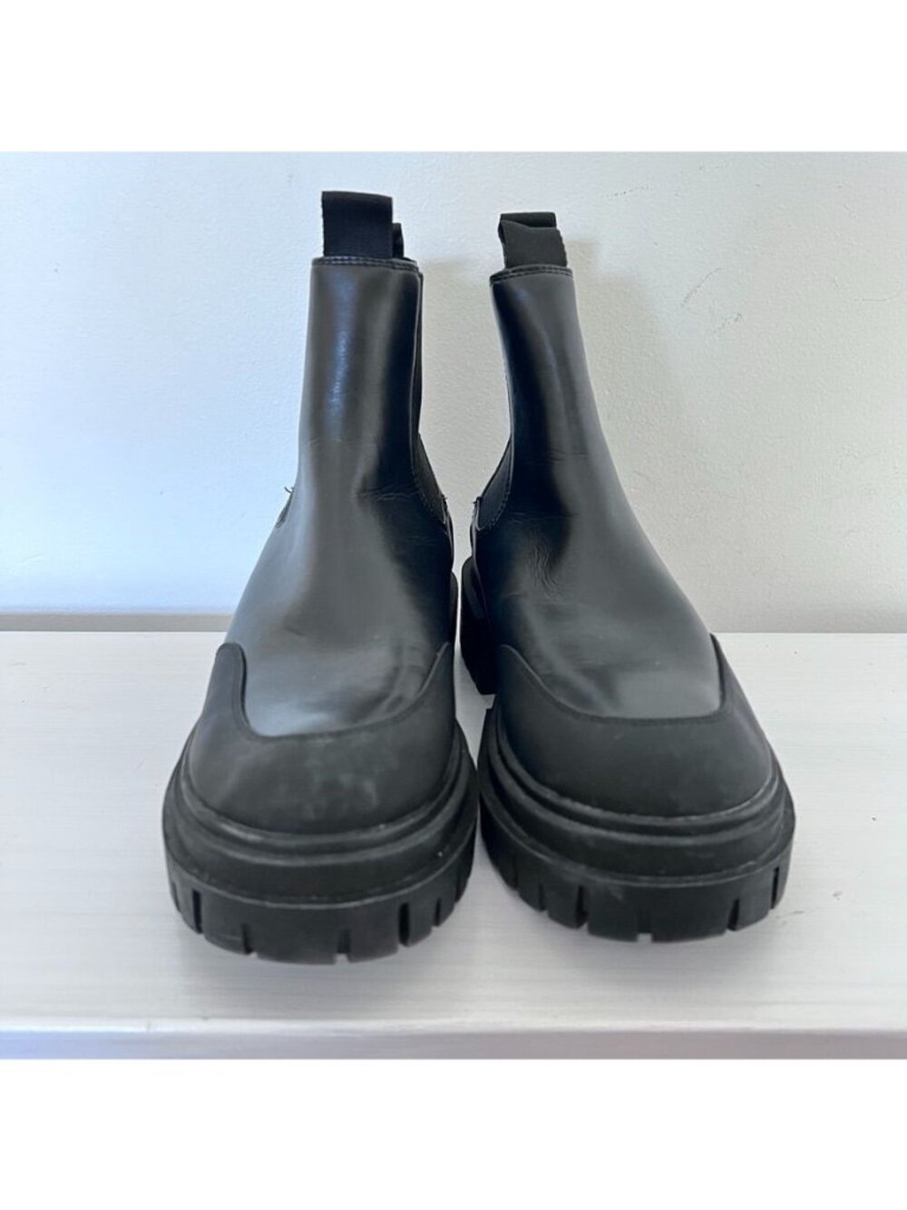 Steve Madden Womens Sz 8 Black Chelsea Chunky Lug Sole Ankle Boots Vegan Leather - Picture 2 of 12